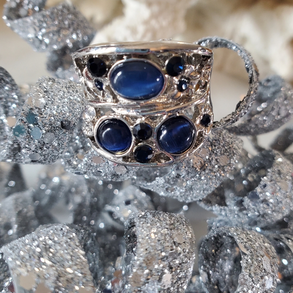 Silver Tone with Blue Stones Stretch Ring 💥3 for $24💥